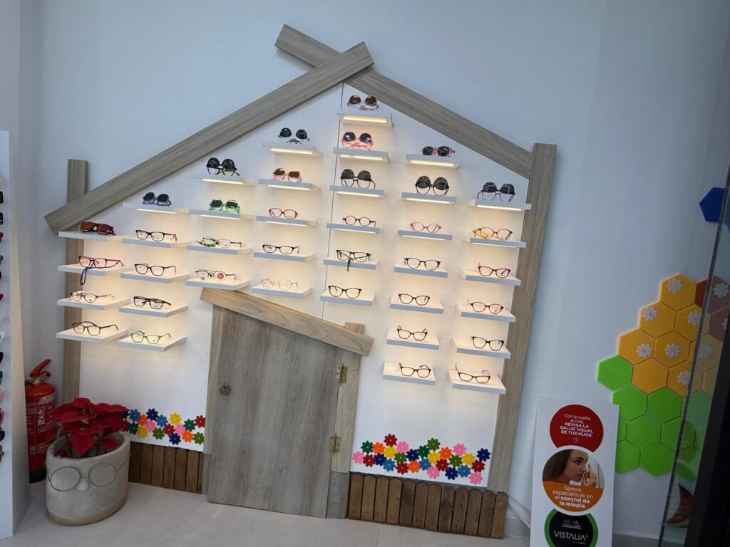 Expositor de gafas infantiles con forma de casita en Audióptica Médica, Xirivella