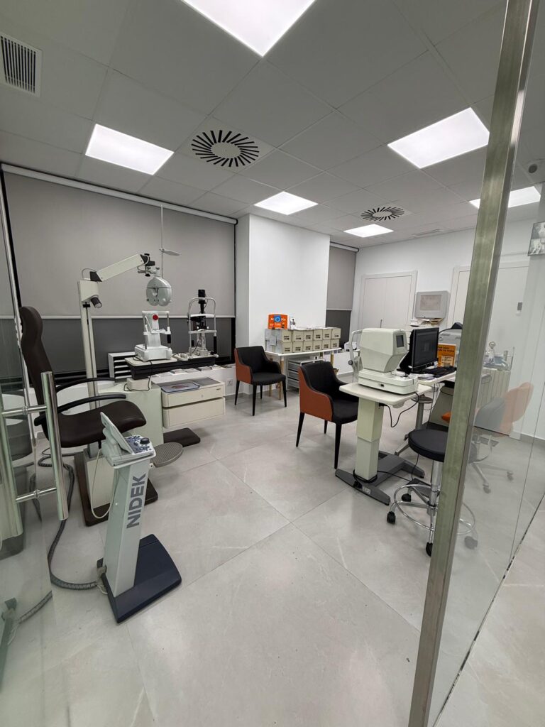 Gabinete de optometría de Audióptica Médica en Xirivella con foróptero NIDEK y equipos de exploración visual
