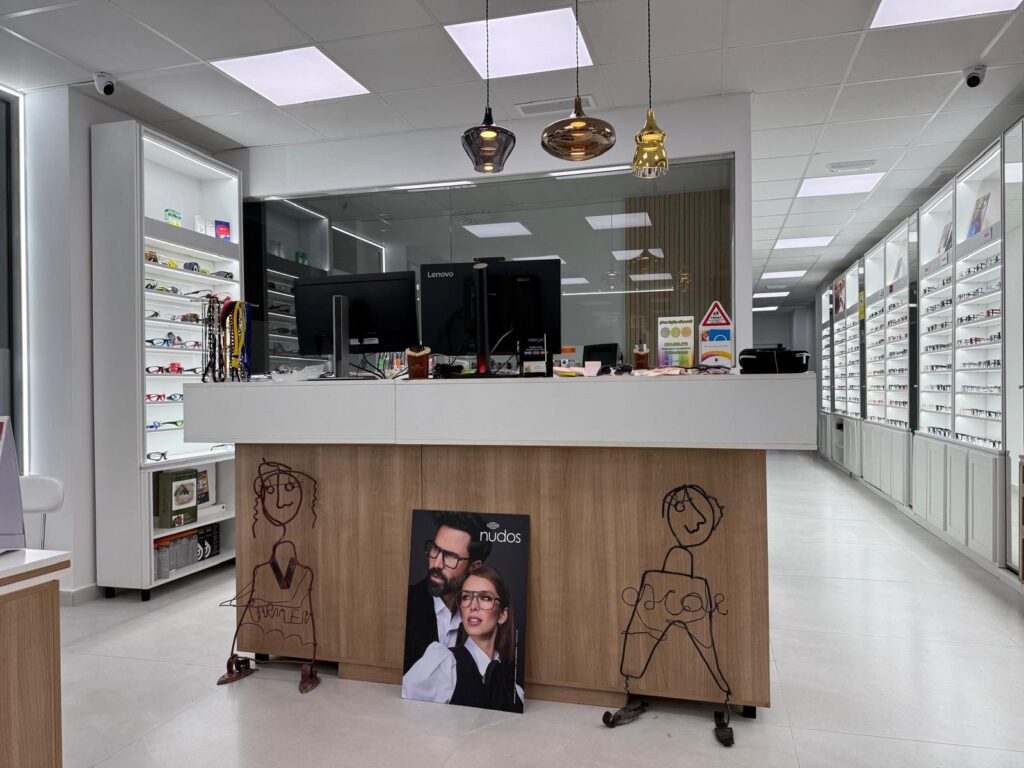Mostrador y expositores de monturas de Audióptica Médica en Xirivella
